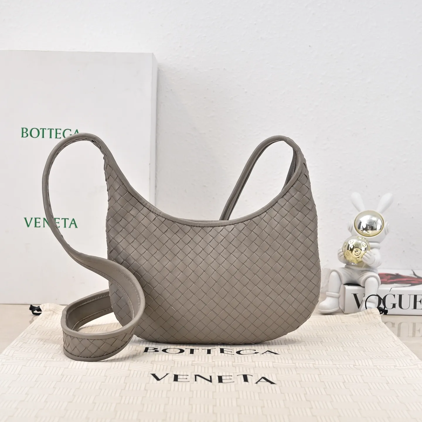 Batch 1660 BV intricate woven leather crossbody bag. Practical design. Made of soft cowhide weaving technology. The upper body has a high-end feel [Victory] zipper opening and closing method, which makes it more secure. It is light and comfortable to use. The crossbody shape is large enough and has full fashion attributes. ‼ ️Regardless of men and women, it is super versatile for any crowd or scene. Size: 27*17*2.5cm Model: 6918